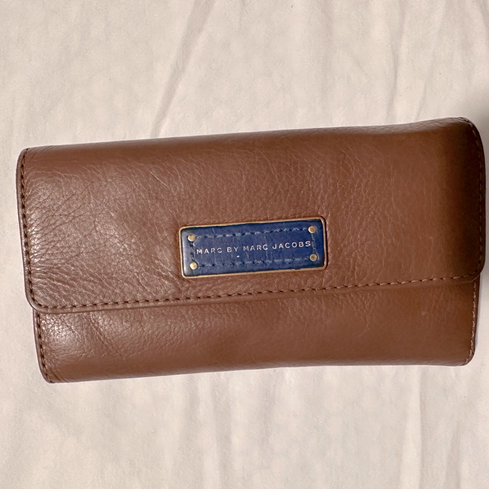 Tri fold wallet in pebbled leather